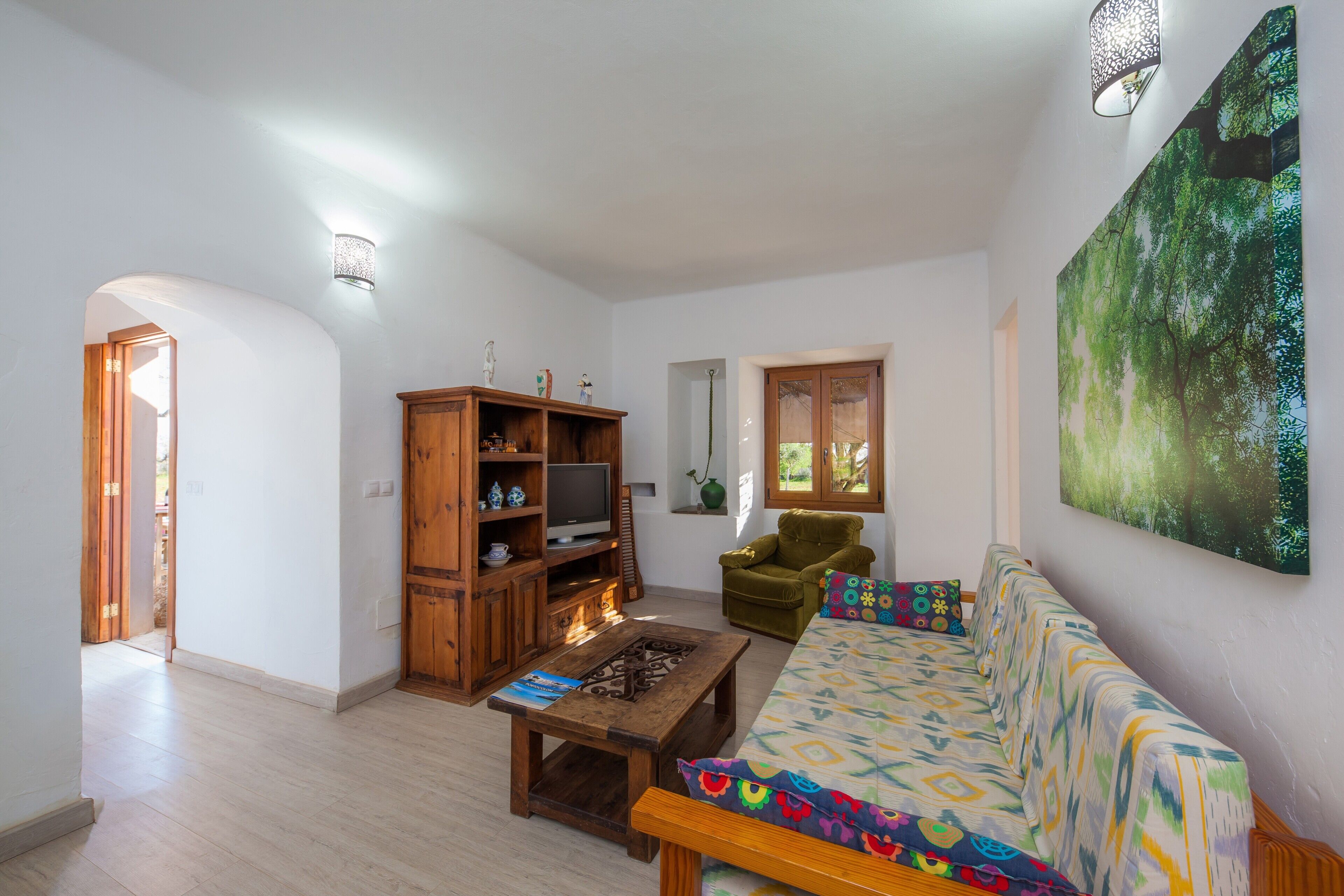 Een televisie en een open haard