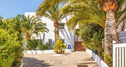 Holiday Home “Villa Bellver” near Palma center with Wi-Fi, Garden & Pool