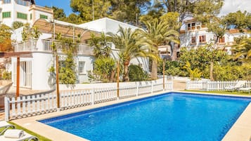 AuĂenpool, LiegestĂŒhle