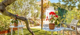 Holiday Home “Villa Bellver” near Palma center with Wi-Fi, Garden & Pool