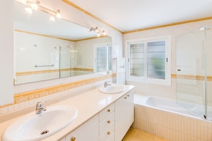Bathtub, hair dryer, towels - Holiday Home “Villa Bellver” near Palma center with Wi-Fi, Garden & Pool (Palma)