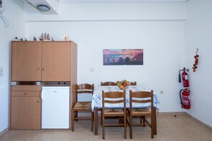 Apartment, 1 Bedroom, Smoking, Private Pool | Dining