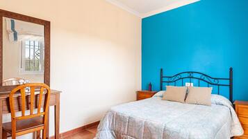 3 bedrooms, iron/ironing board, free WiFi, bed sheets