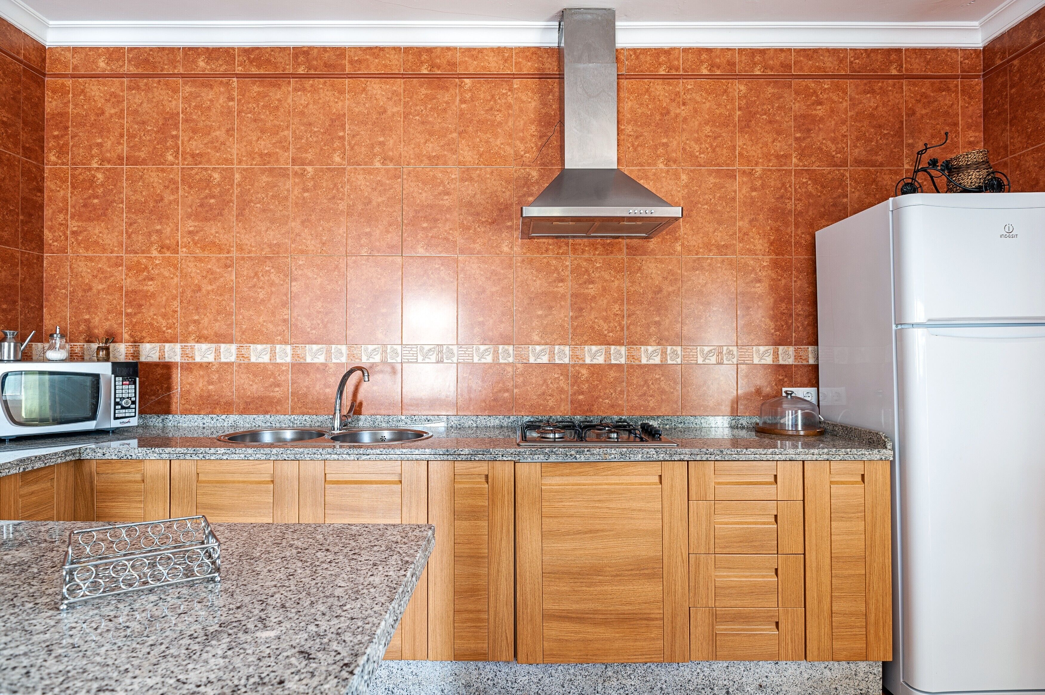 Jääkaappi, mikroaaltouuni, liesi, kahvin-/teenkeitin