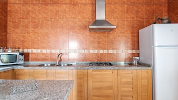 Jääkaappi, mikroaaltouuni, liesi, kahvin-/teenkeitin