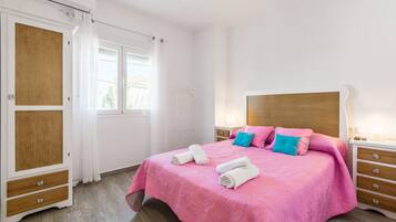 1 slaapkamer, een strijkplank/strijkijzer, gratis wifi, beddengoed