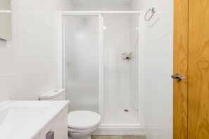 Shower, hair dryer, towels - Modern studio apartment - La Higuera 3 (Cadiz)
