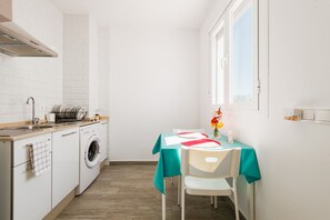 Fridge, microwave, stovetop, coffee/tea maker - Modern studio apartment - La Higuera 3 (Cadiz)