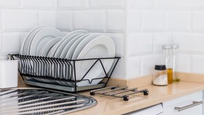 A kitchen with a dish rack, a coffee maker, and a salt shaker on the counter. - Modern studio apartment - La Higuera 3 (Cadiz)