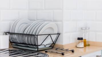 Een koelkast, een magnetron, een kookplaat