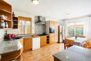 Fridge, microwave, oven, stovetop - Peaceful location by the sea – Casa Villabella (Vallgornera, Cala Pi)