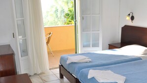 Une chambre avec deux lits, un bureau en bois et une chaise.