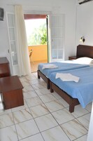1 habitación, tabla de planchar con plancha y ropa de cama 