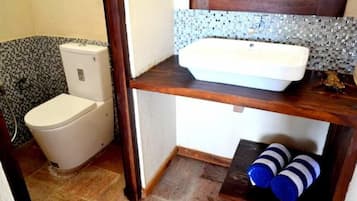 Shower, pancuran hujan, perlengkapan mandi gratis, dan handuk