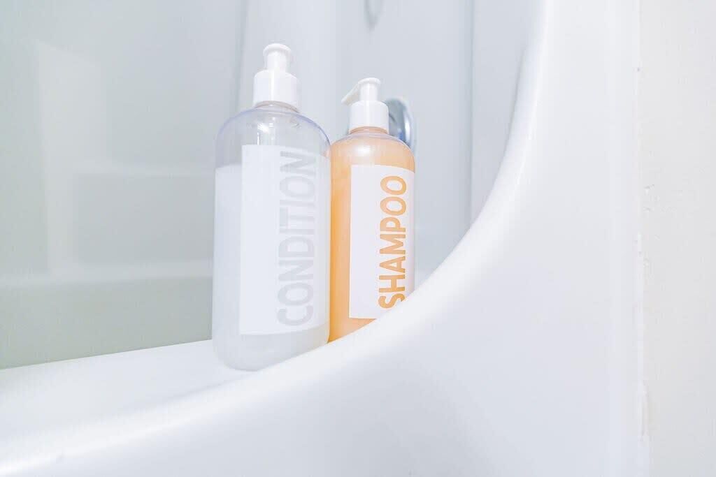Deux flacons de produits de toilette dans une salle de bain.