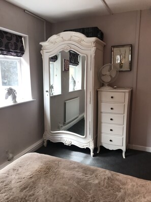 1 غرفة نوم وبديكورات فريدة لكل غرفة وطراز فريد لكل وحدة ومكواة/لوح كي