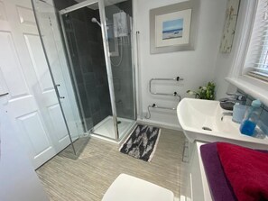Familienapartment (First Floor) | Badezimmer | Kostenlose Toilettenartikel, Haartrockner, Handtücher, Seife