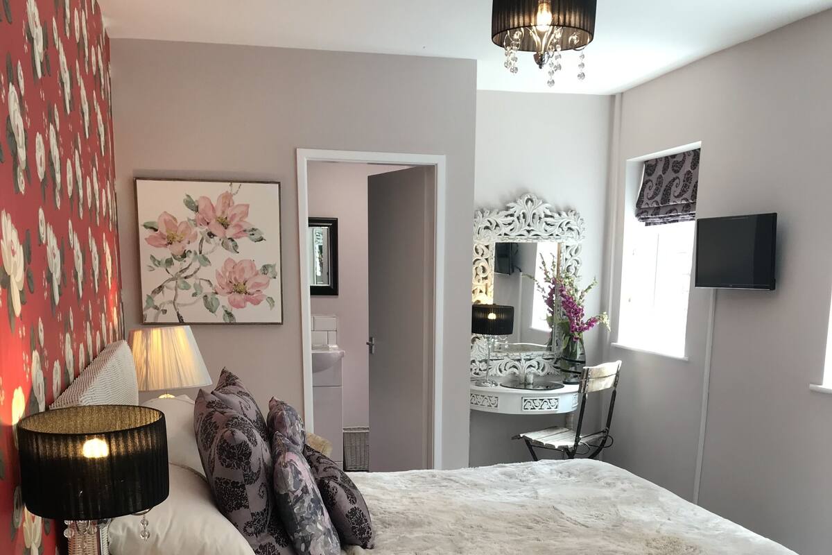 Family Apartment (Ground Floor) | 1 bedroom, iron/ironing board, WiFi (free), individually decorated