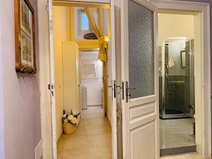 Regadera, secadora de cabello, bidet, toallas