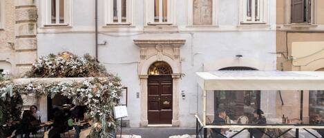 Vista frontal de la propiedad