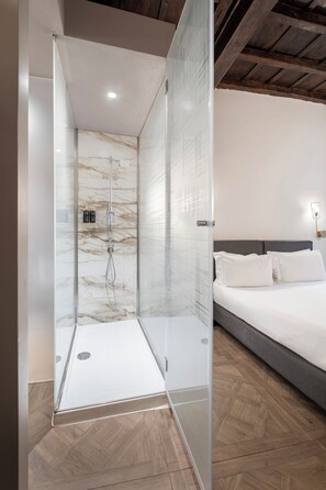 Standardzimmer | Badezimmer | Dusche, kostenlose Toilettenartikel, Haartrockner, Handtücher