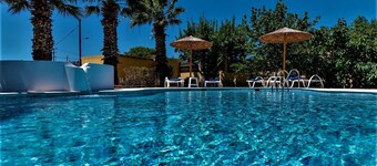 Xenos Villa 2 With 5 Bedrooms Private Swimming Pool, Near the sea