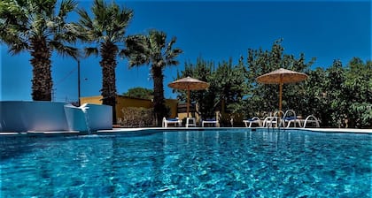 Xenos Villa 2 With 5 Bedrooms Private Swimming Pool, Near the sea