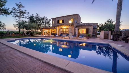 Pool. Wunderschönes Ferienhaus "Vinyes Can Grau" mit Blick auf die Berge