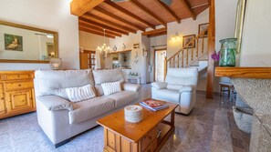 Una televisión, una mesa de tenis de mesa