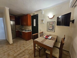 Apartamento, 1 habitación, fumadores, vistas al jardín | Restauración