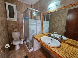 Apartment, 1 Bedroom, Garden View | Bathroom | Hair dryer, towels