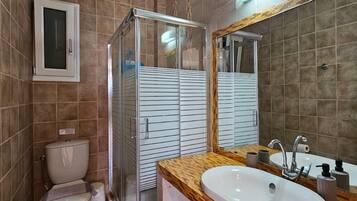 Secador de pelo, toallas