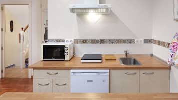 Refrigerador, microondas, placa de cocina, cafetera/tetera