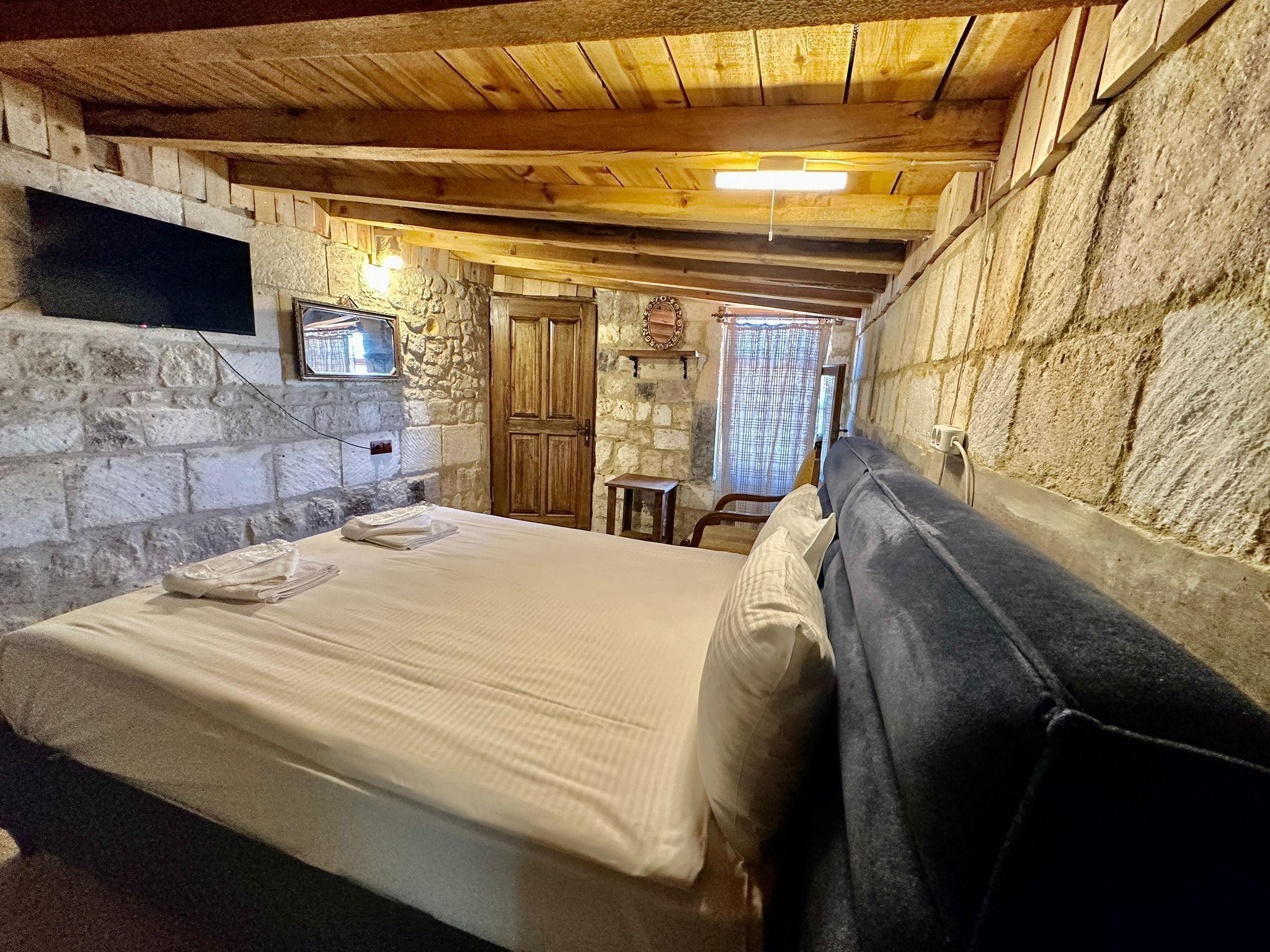 deluxe double room | desk, soundproofing, free wifi, bed sheets