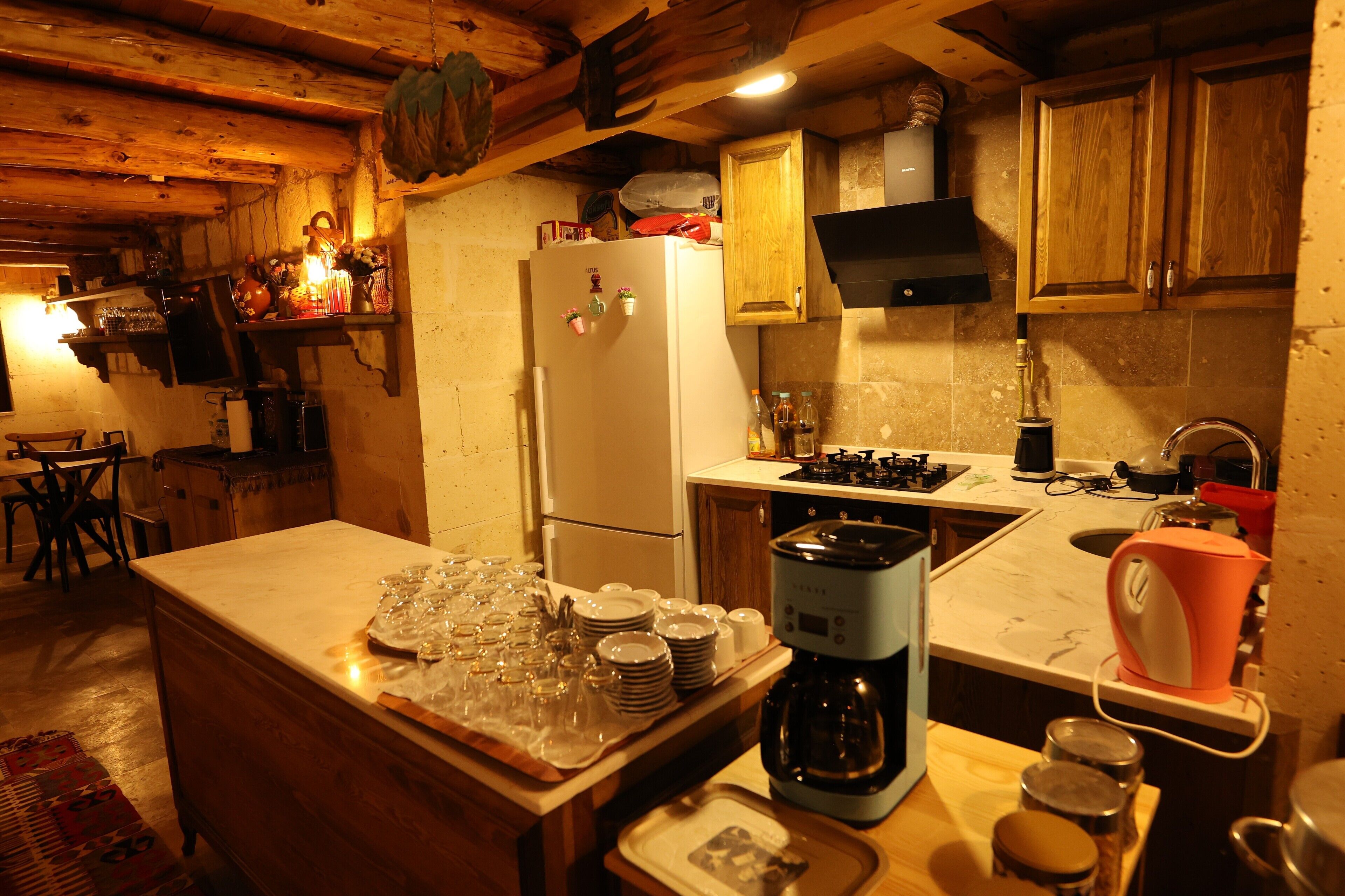 breakfast, lunch and dinner served