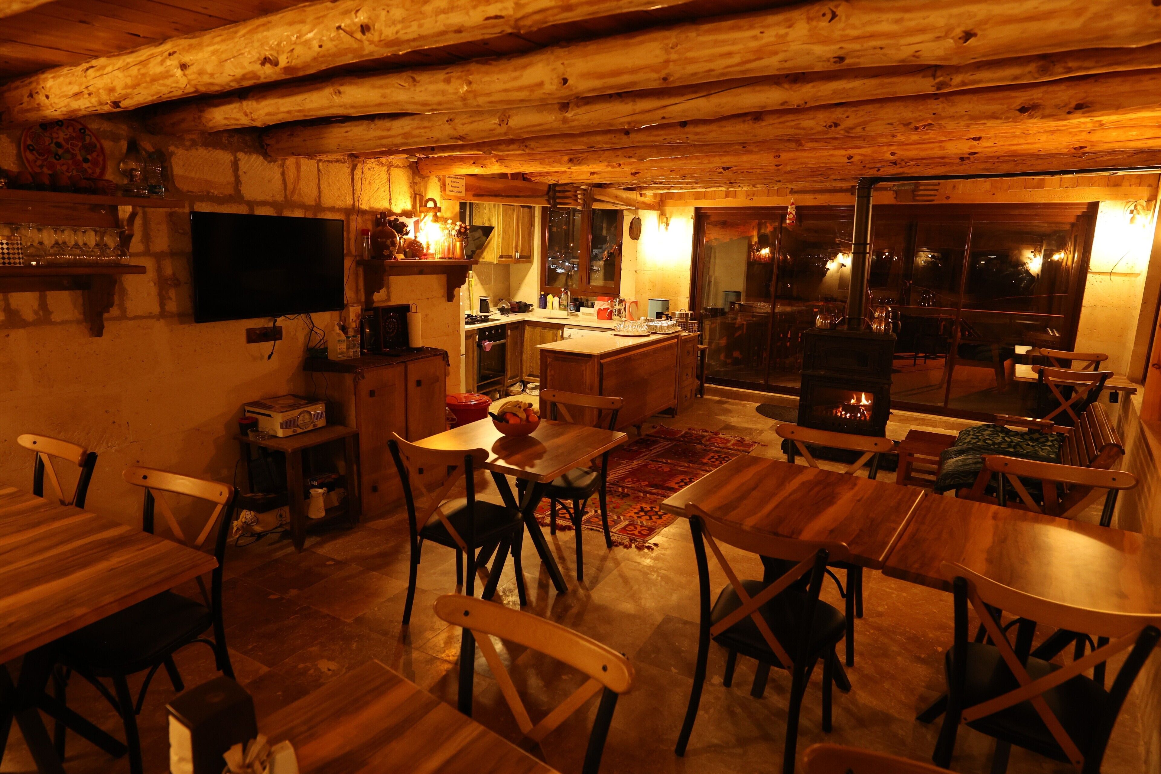 breakfast, lunch and dinner served