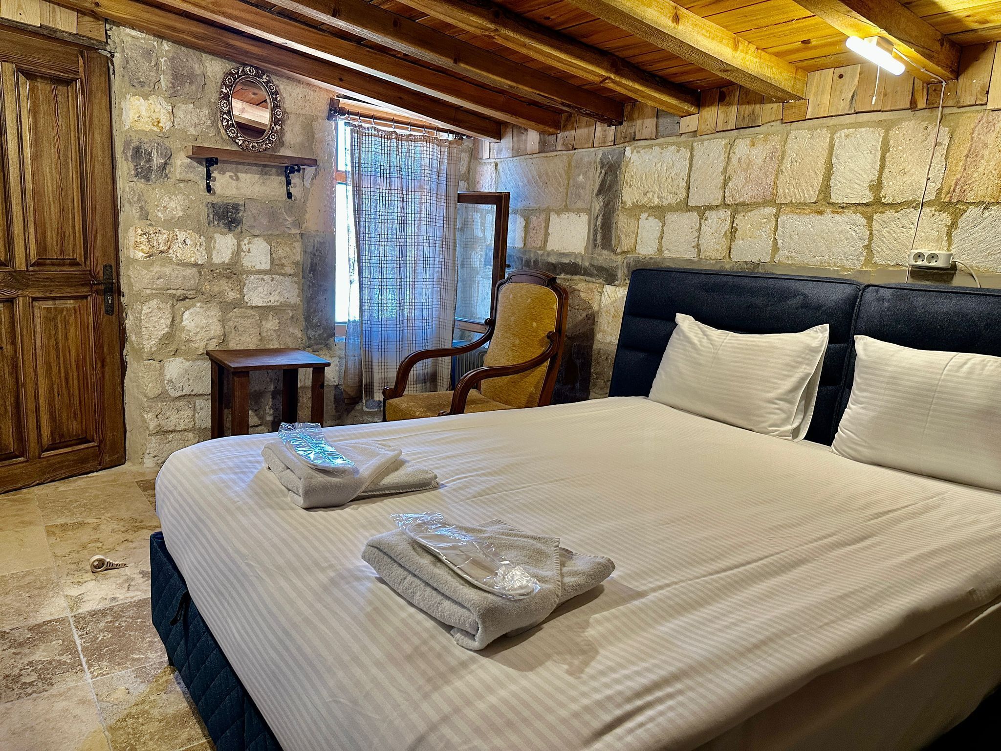 deluxe double room | desk, soundproofing, free wifi, bed sheets