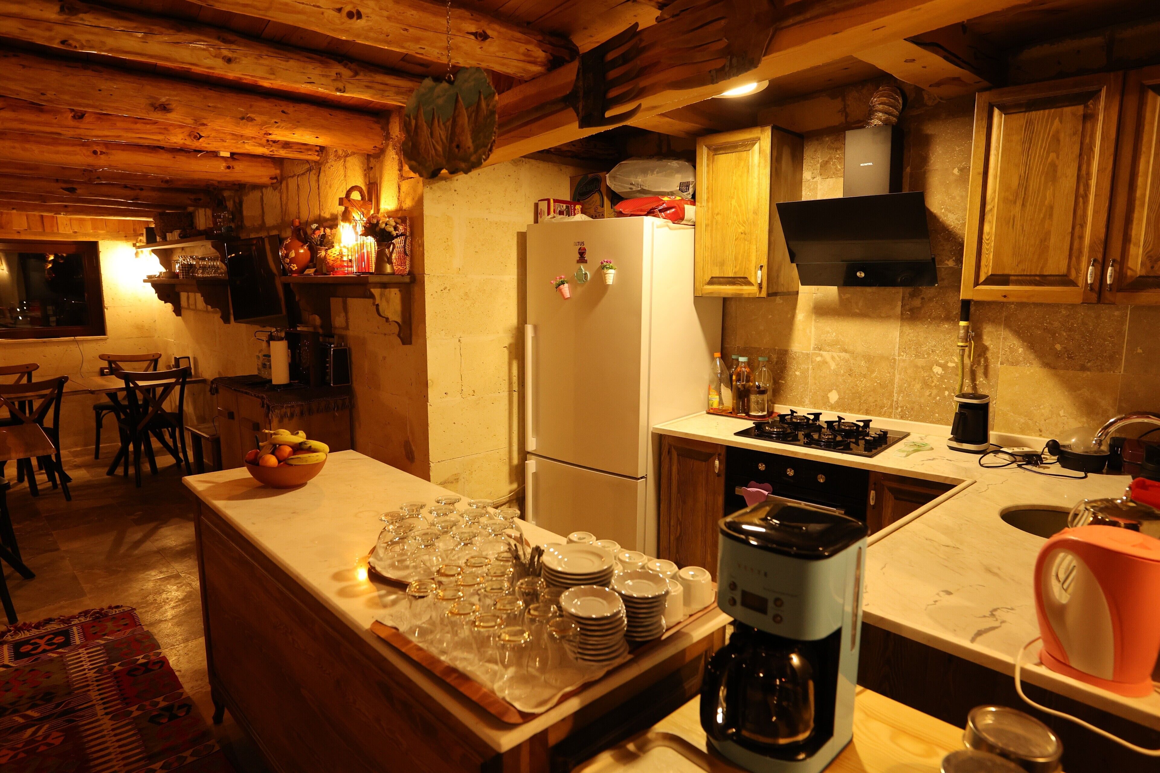 breakfast, lunch and dinner served