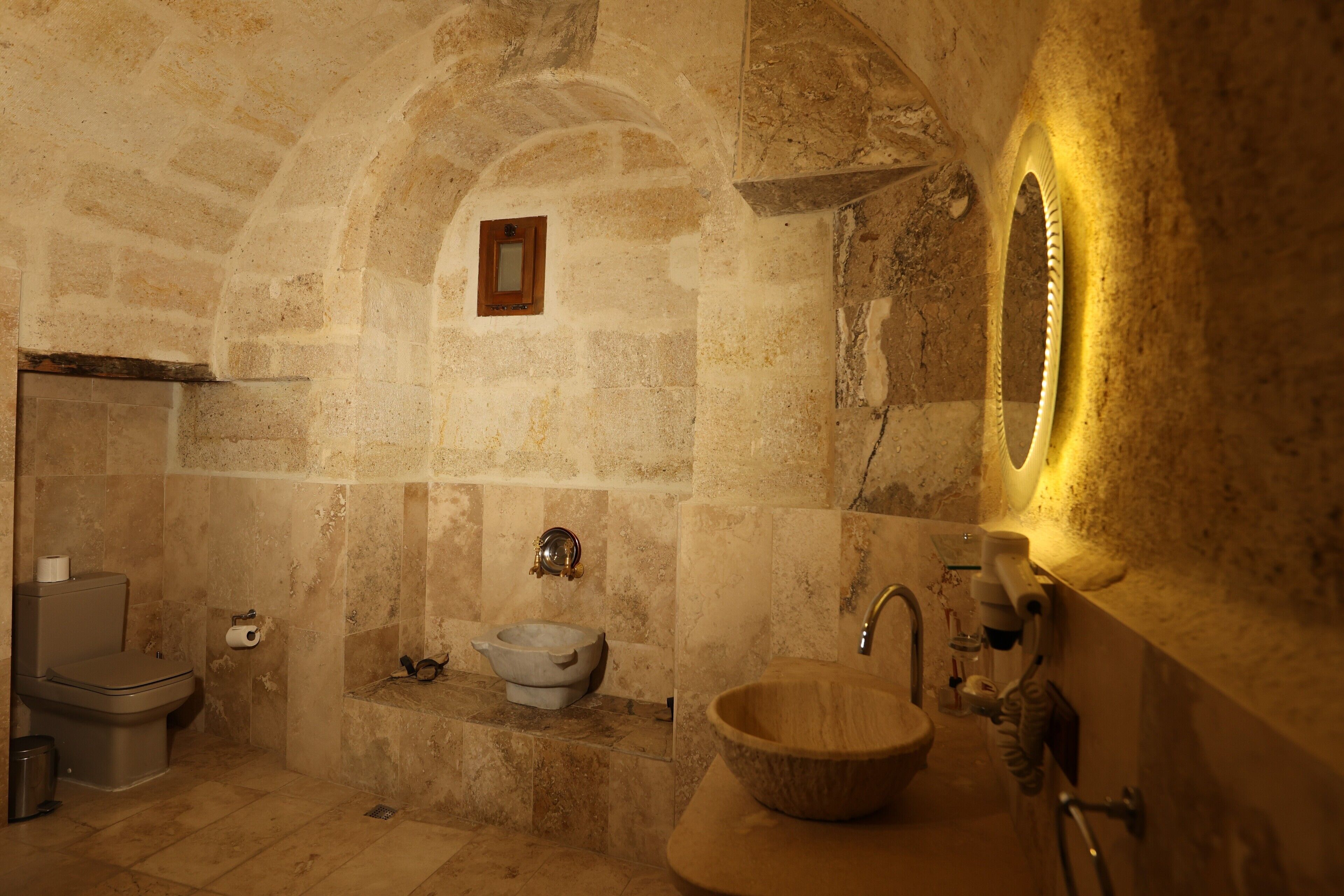 standard double room with hammam | bathroom | slippers, towels