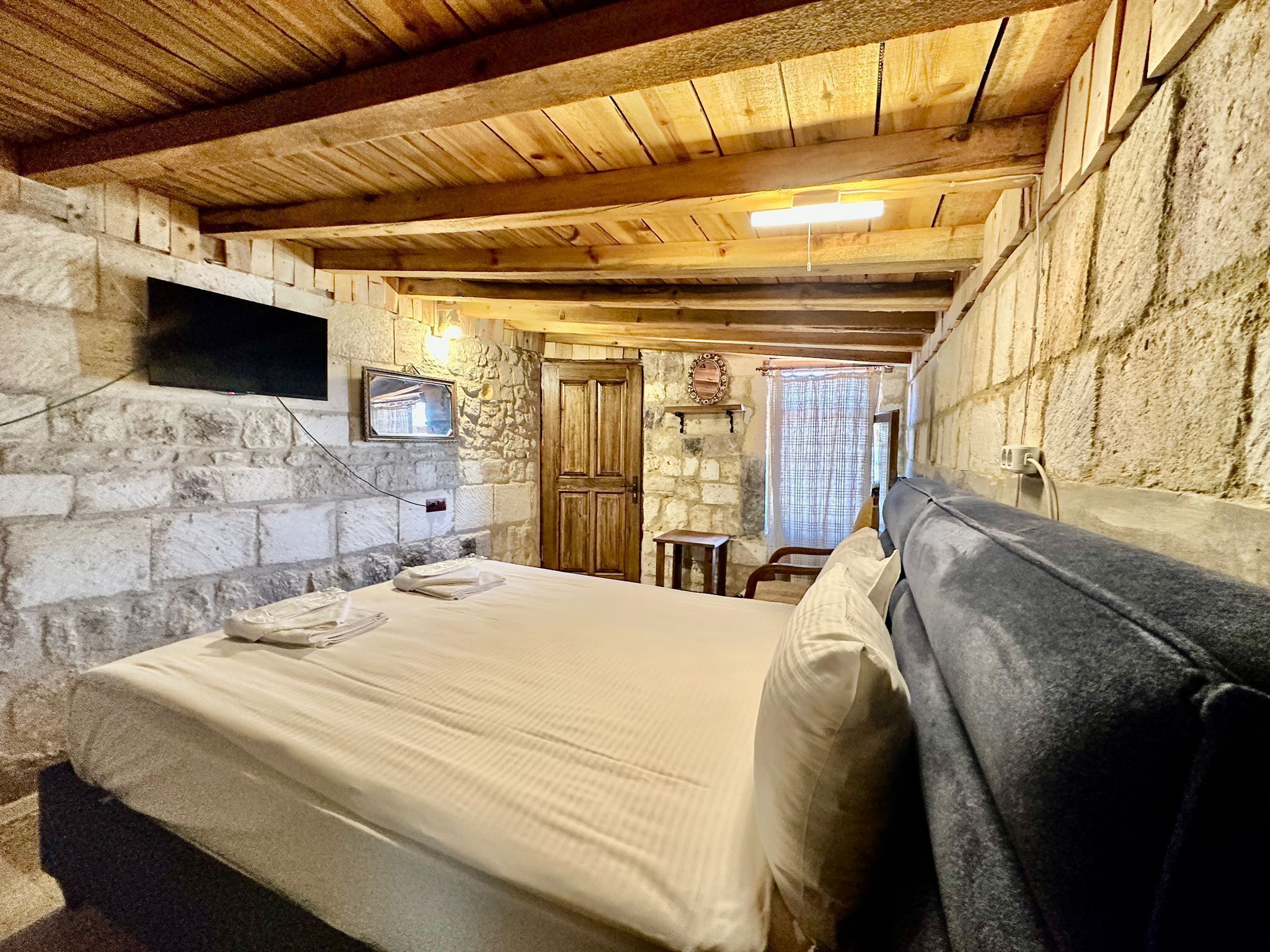 deluxe double room | desk, soundproofing, free wifi, bed sheets