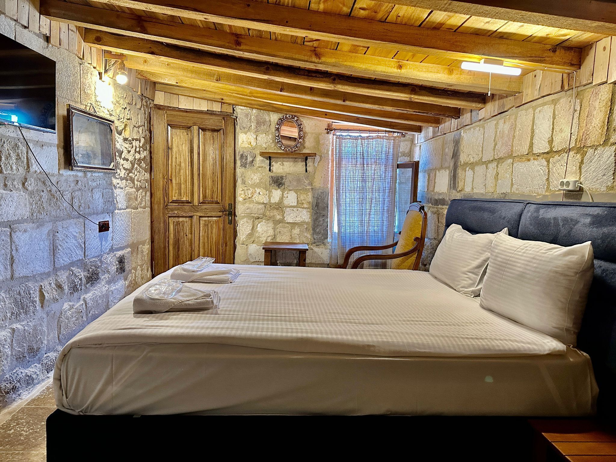 deluxe double room | desk, soundproofing, free wifi, bed sheets