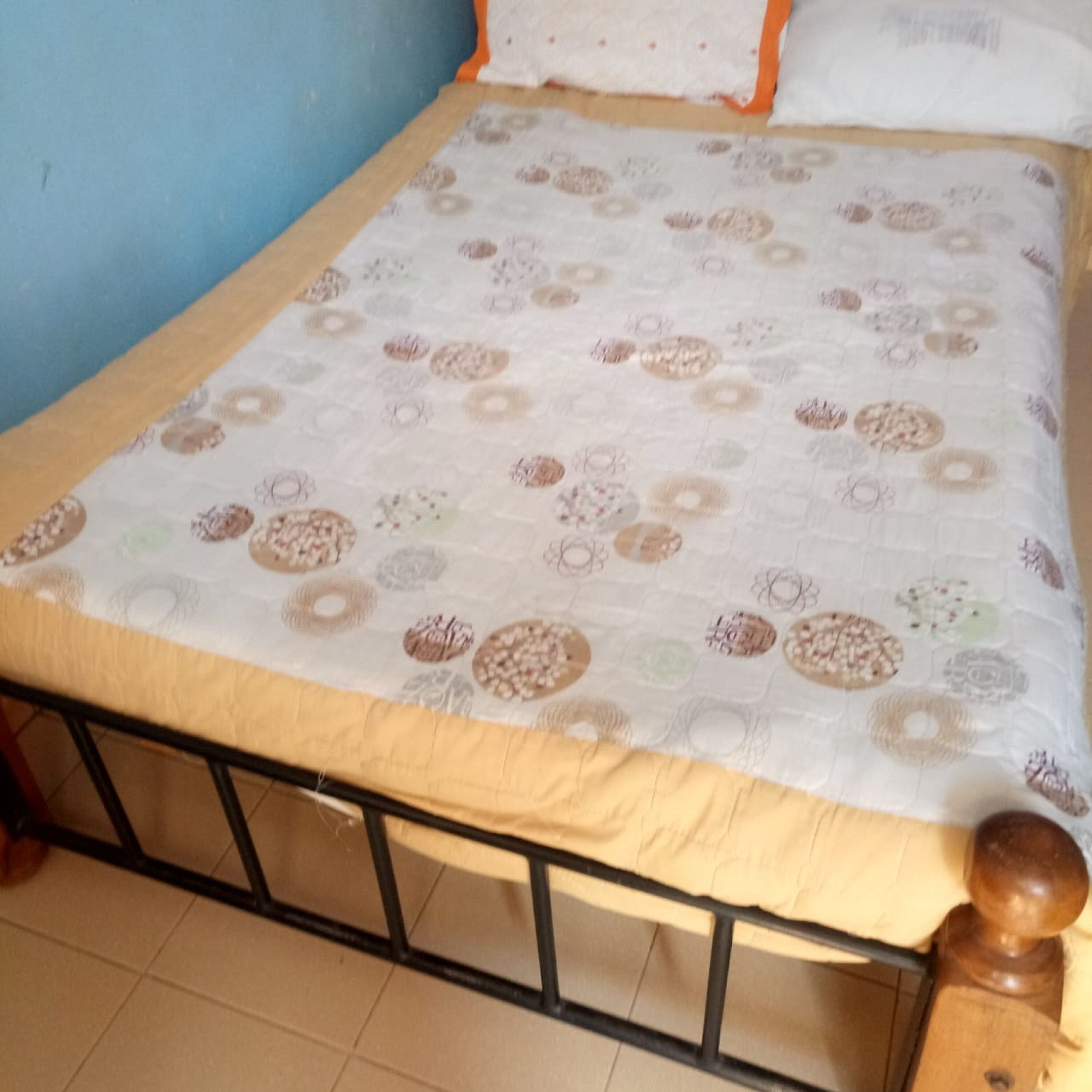 مكتب وواي فاي مجانًا وملاءات أسرّة