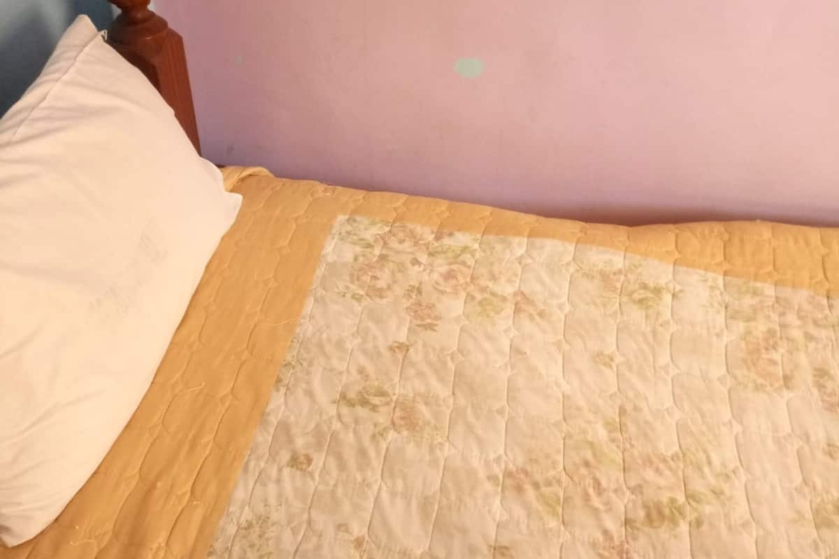 Escritorio, wifi gratis y ropa de cama
