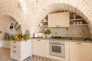 Frigorifero, microonde, forno, piano cottura