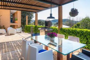 Outdoor dining -  Charming Country House with Large Garden with Mountain View, Pool, Wi-Fi and Terraces (Artá)