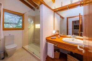 Shower, free toiletries, hair dryer, towels -  Charming Country House with Large Garden with Mountain View, Pool, Wi-Fi and Terraces (Artá)