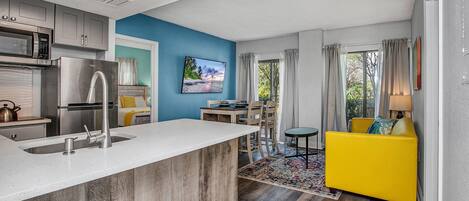 Großer Kühlschrank, Mikrowelle, Ofen, Herdplatte