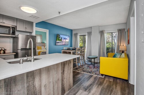 Pristine and Posh 2bd/2ba Condo With Private Balcony - #6en165