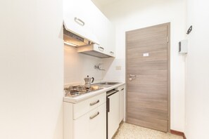 Kühlschrank, Herdplatte, Kochgeschirr/Geschirr/Besteck