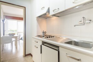 Fridge, stovetop, cookware/dishes/utensils - Yachting Residence (Lignano Sabbiadoro)